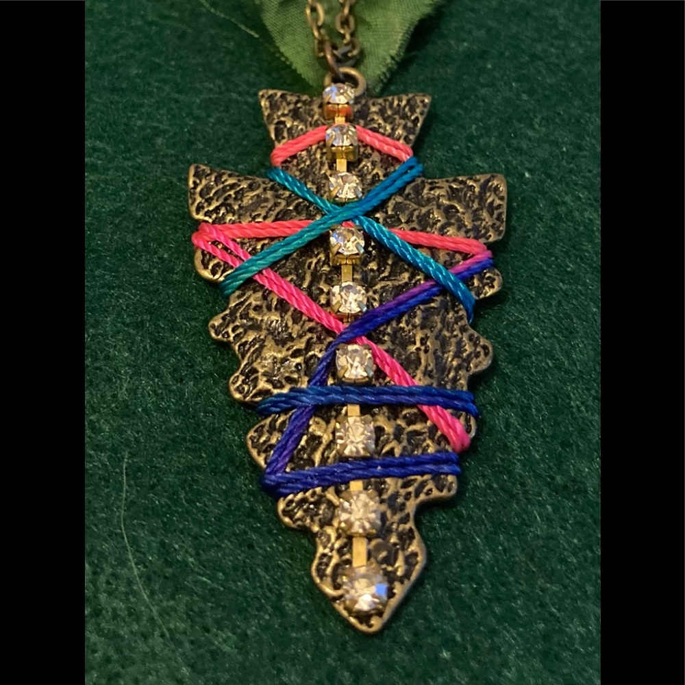 🆕 ARROW HEAD SHAPE NECKLACE IN DISTRESSED ANTIQUE GOLD TONE WITH ANTI GLD CHAIN